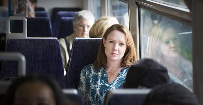 Paula Hawkins, autora de A Garota no Trem lançará novo livro
