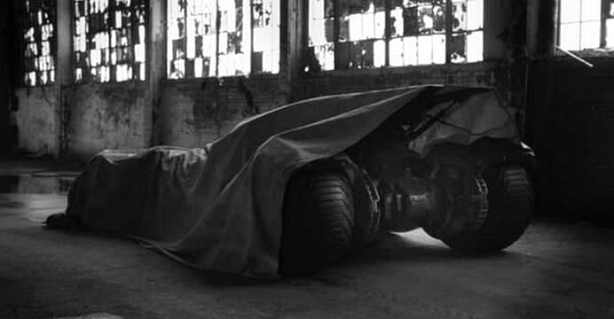 Zack Snyder divulga foto de possível protótipo do Batmóvel e a internet vai à loucura