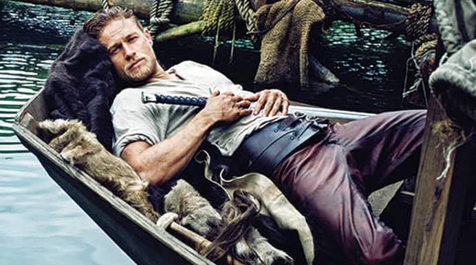 Charlie Hunnam, de Rei Arthur: A Lenda da Espada, anuncia vinda ao Brasil