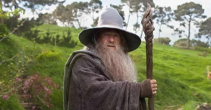 O ator Ian McKellen, irá reviver o icônico personagem Gandalf, de O Senhor dos Anéis agora no teatro. A peça se chama Shakespeare, Tolkien, Others & You.