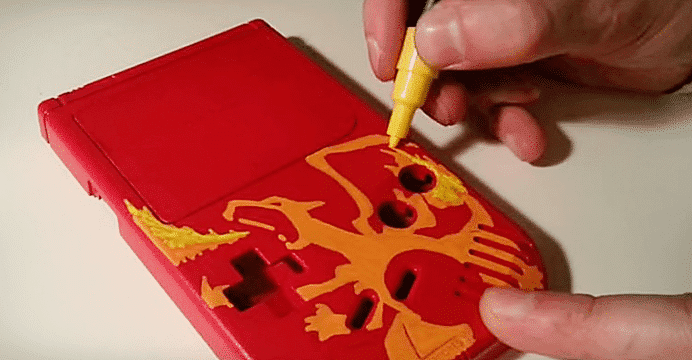 Esse homem decorou o Game Boy com tema de Charizard, de Pokémon. Veja como ficou