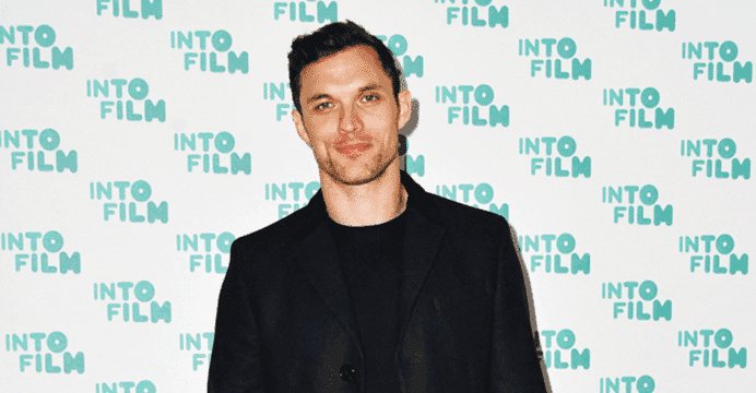 Hellboy | Ed Skrein está fora do elenco do filme. E o motivo é polêmico