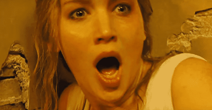 Jennifer Lawrence aparece aterrorizada no primeiro trailer de Mother!