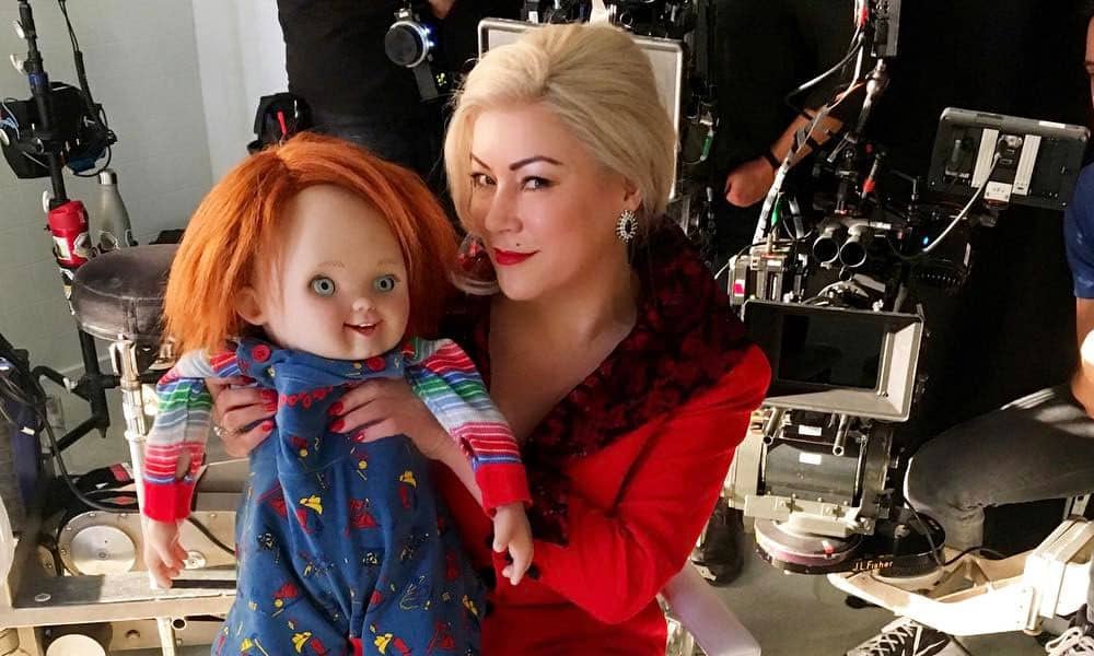 Dia das Mães | Jennifer Tilly posta foto amamentando o 'Filho de Chucky'