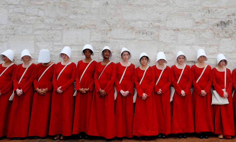 Ativistas caracterizam-se de Aias de 'The Handmaid's Tale' e protestam em frente ao STF