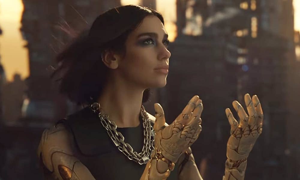 Dua Lipa se transforma em Alita em clipe de 'Swan Song'