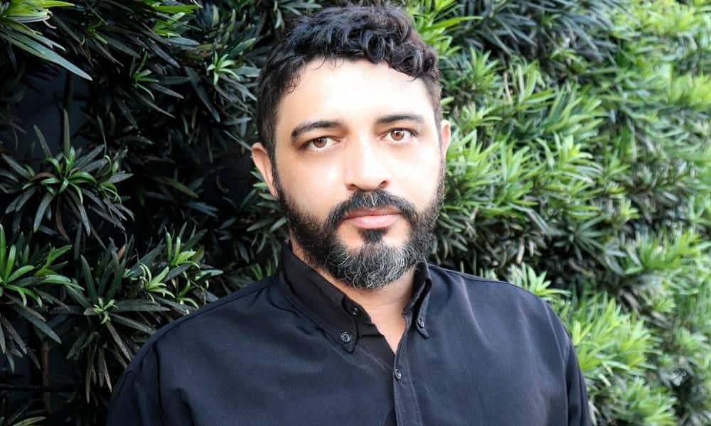 Livro Arlequim, de Dark Gero, envolve um jovem inexperiente, uma stripper enigmática e muito sangue