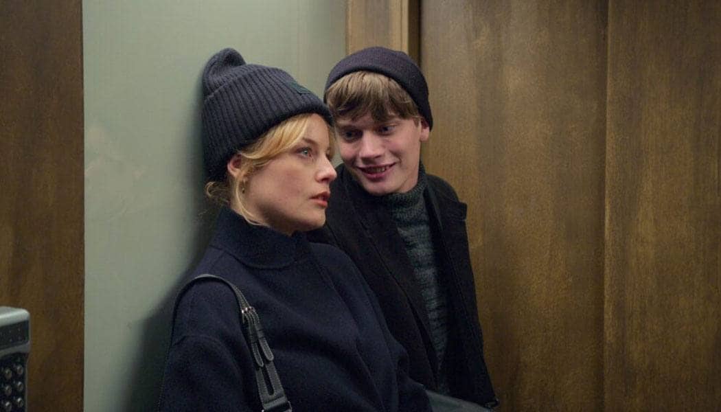 A imagem mostra os personagens Sophie e Max, na segunda temporada da série Amor e Anarquia da Netflix.