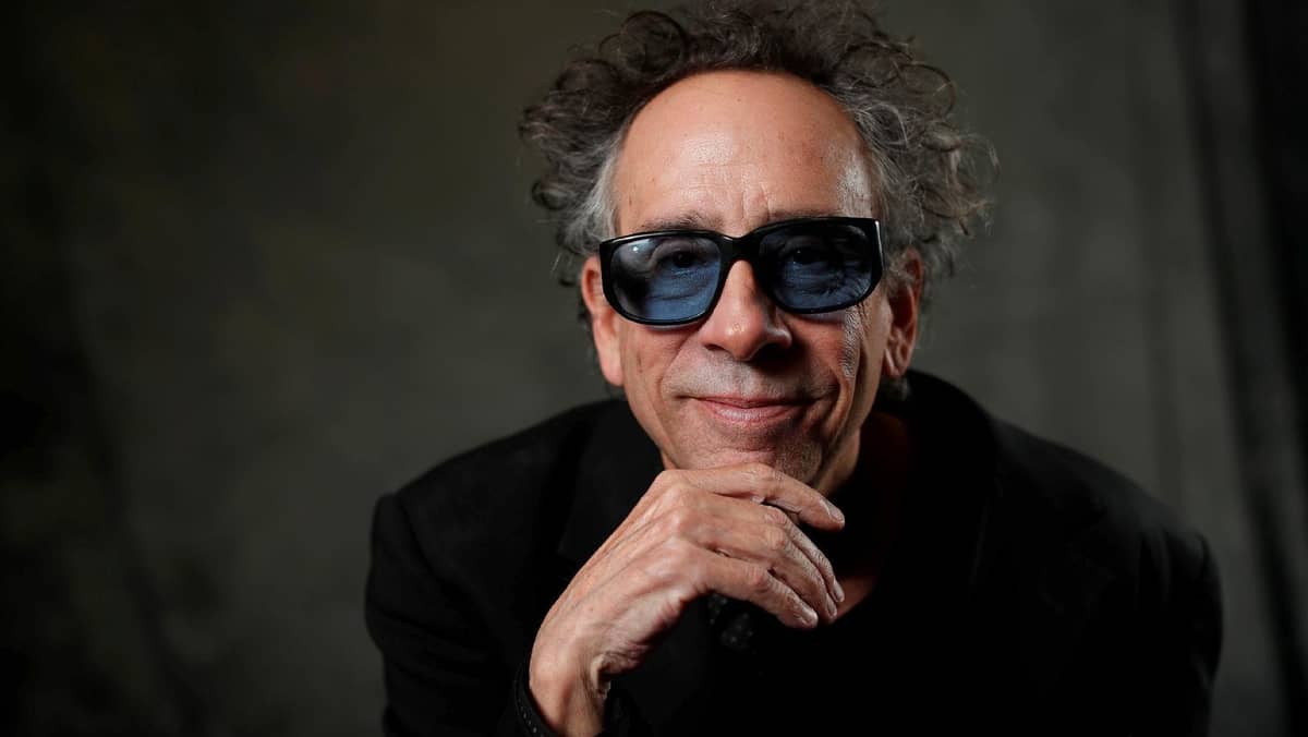 Co-criador de Wandinha fala que Tim Burton foi o responsável por design único de monstro da série