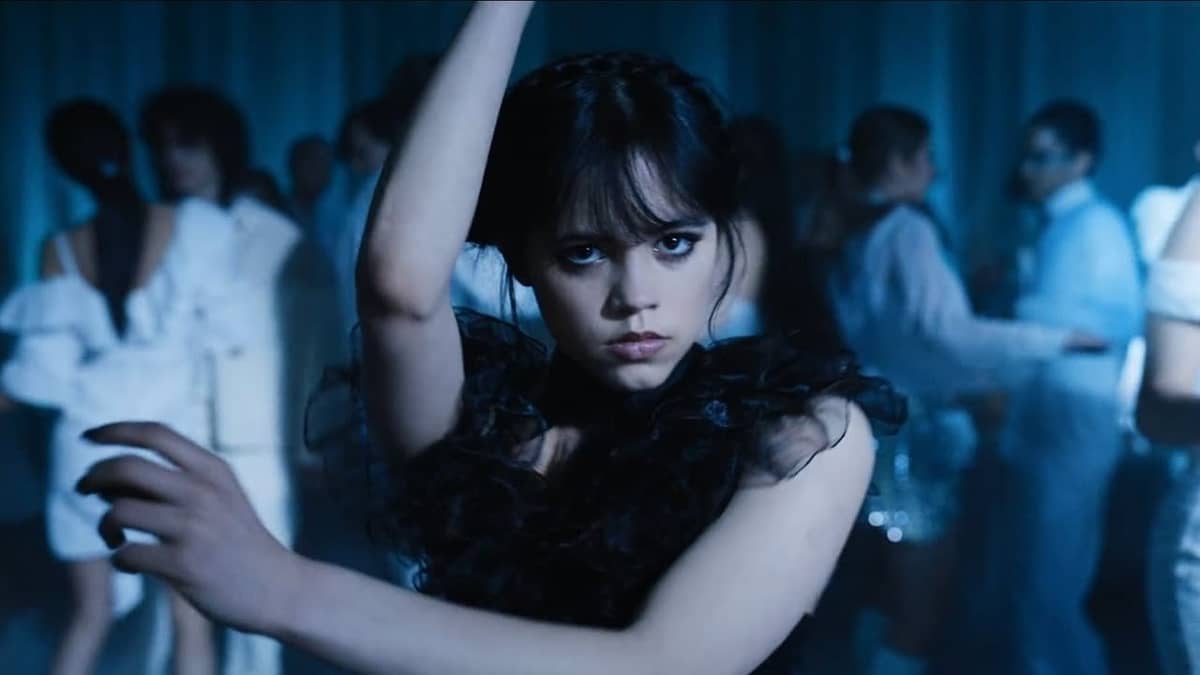 Você vai se surpreender com apresentação da série Wandinha por campeã de nado artístico!