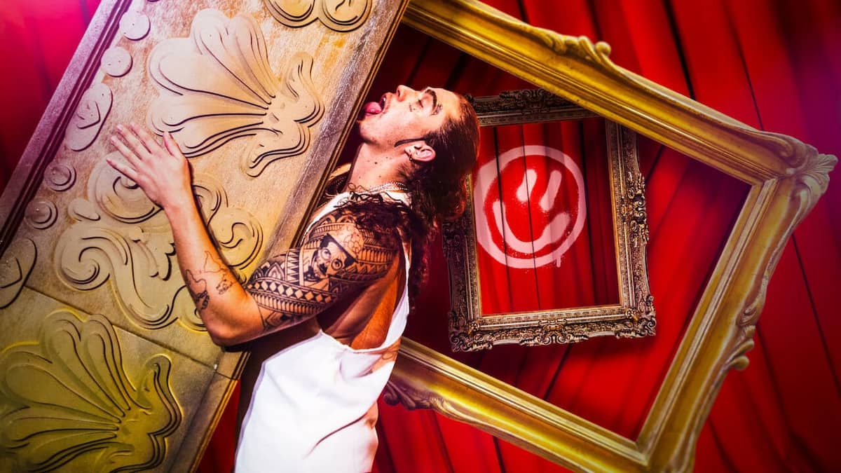 Hora de rir: os 5 melhores stand-ups na Netflix para você assistir AGORA