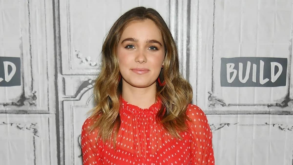 Haley Lu Richardson: O frescor e a profundidade que definem uma estrela em ascensão