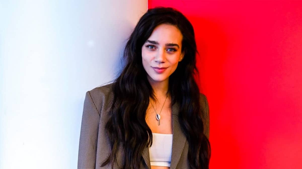 Hannah John-Kamen: A estrela de ação que equilibra emoção e força