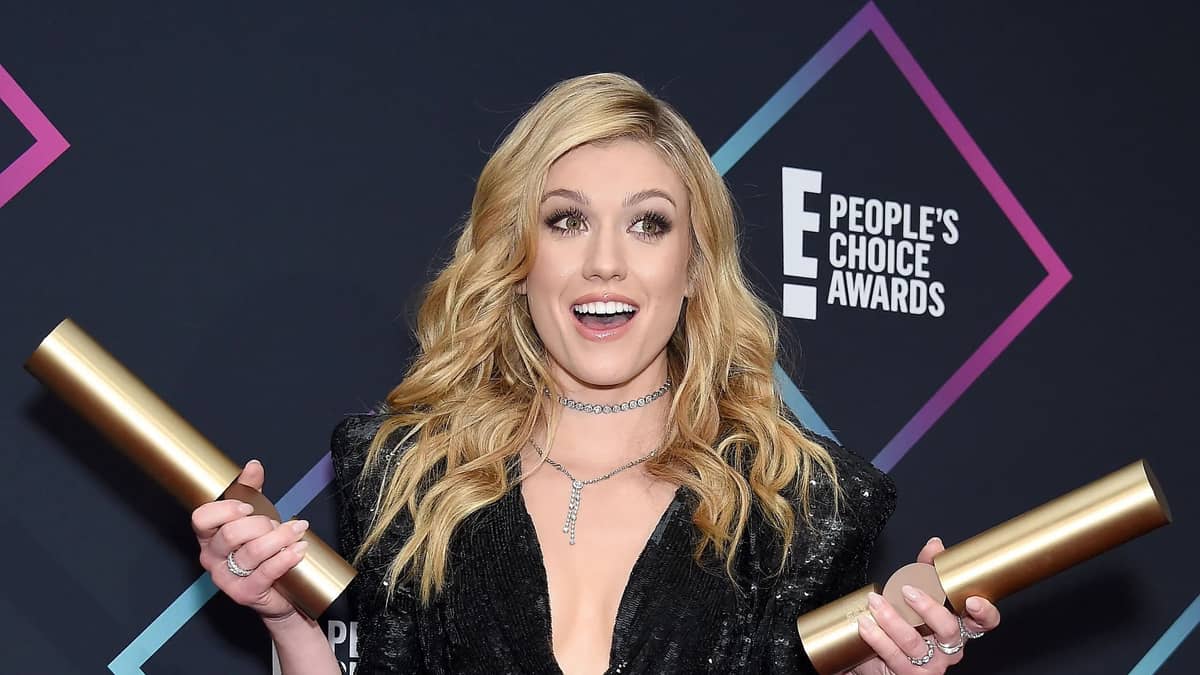 Katherine McNamara: A estrela que brilha em universos sombrios