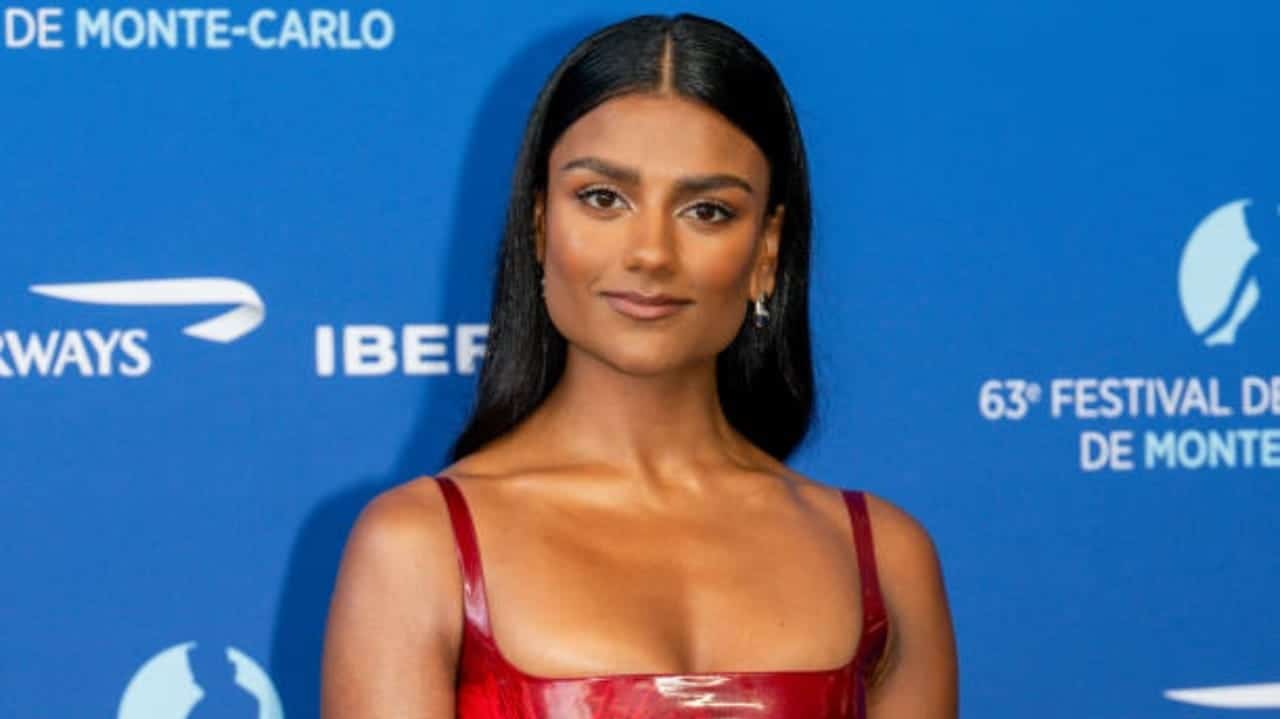 Simone Ashley: A força por trás de histórias que inspiram e emocionam