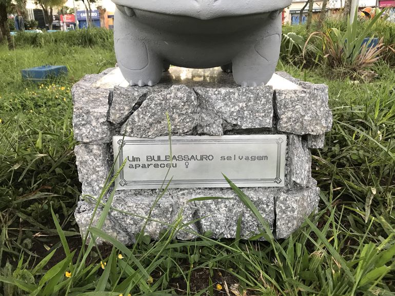 Pokémon GO | Estátua de Bulbasaur aparece misteriosamente em praça brasileira