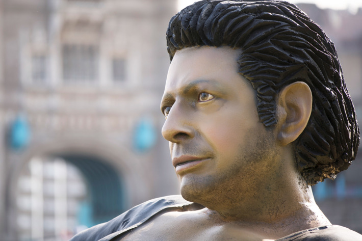 Jeff Goldblum ganha estátua em homenagem a Jurassic Park