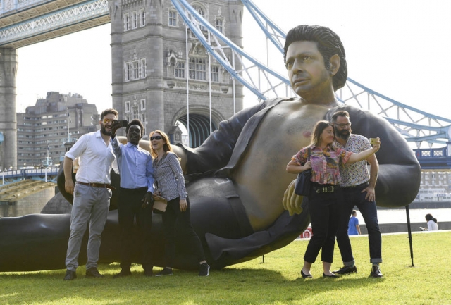 Jeff Goldblum ganha estátua em homenagem a Jurassic Park